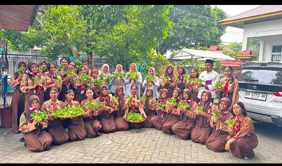 Siswa SMP Negeri 10 Pekanbaru Panen Pokcoy Hidroponik