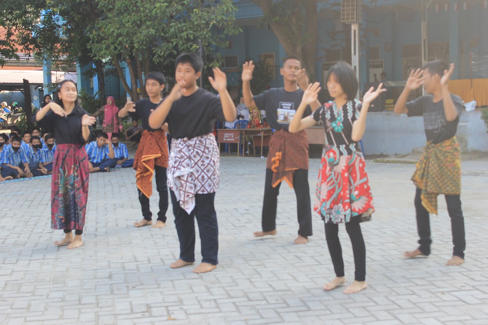 Tari manuk dadali oleh kelas 9.3